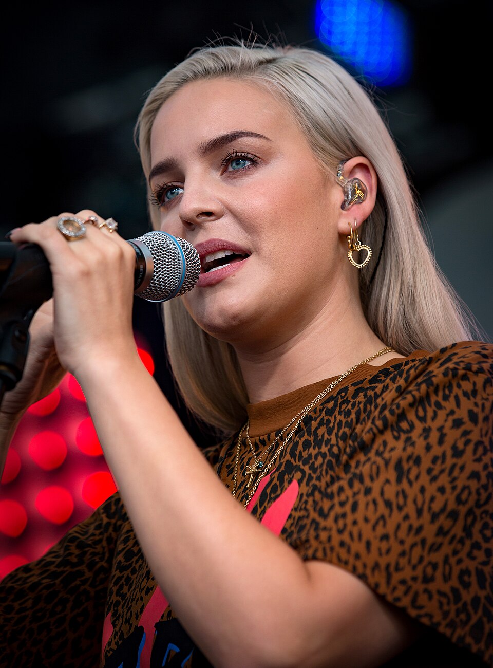 Anne-Marie — artist photo