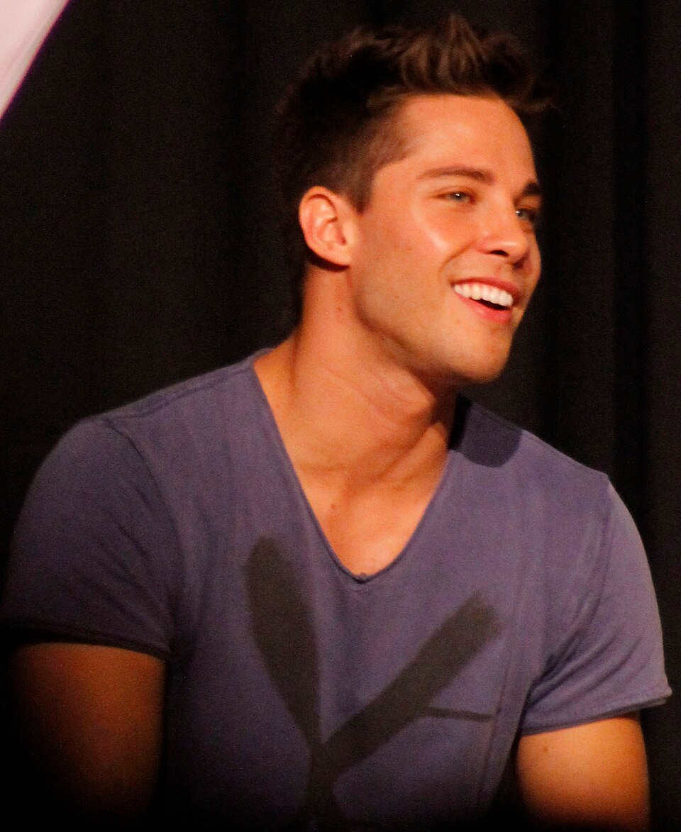 Dean Geyer — artist photo