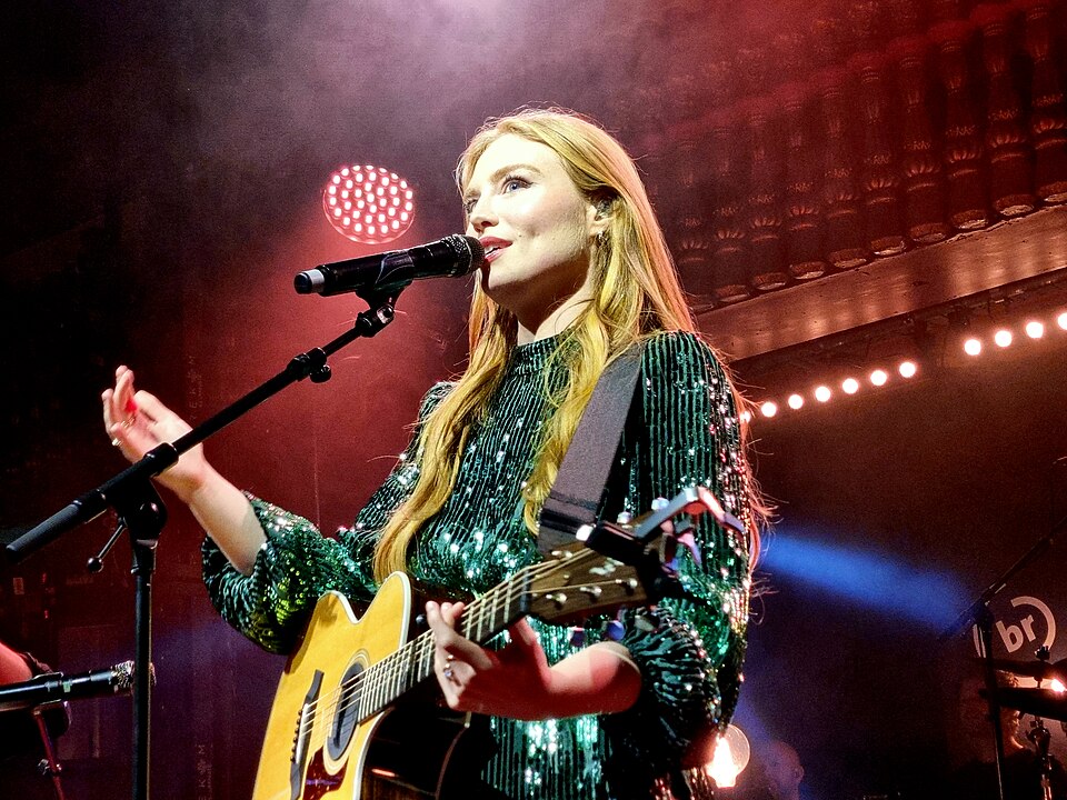 Freya Ridings — artist photo