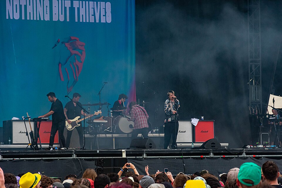 Nothing But Thieves — artist photo