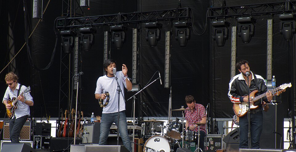 Young the Giant — artist photo